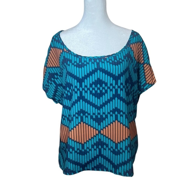 Women’s Geometric Southwestern Silky Blouse Button Back Boxy NEW Sz L Top Boho - Picture 3 of 9